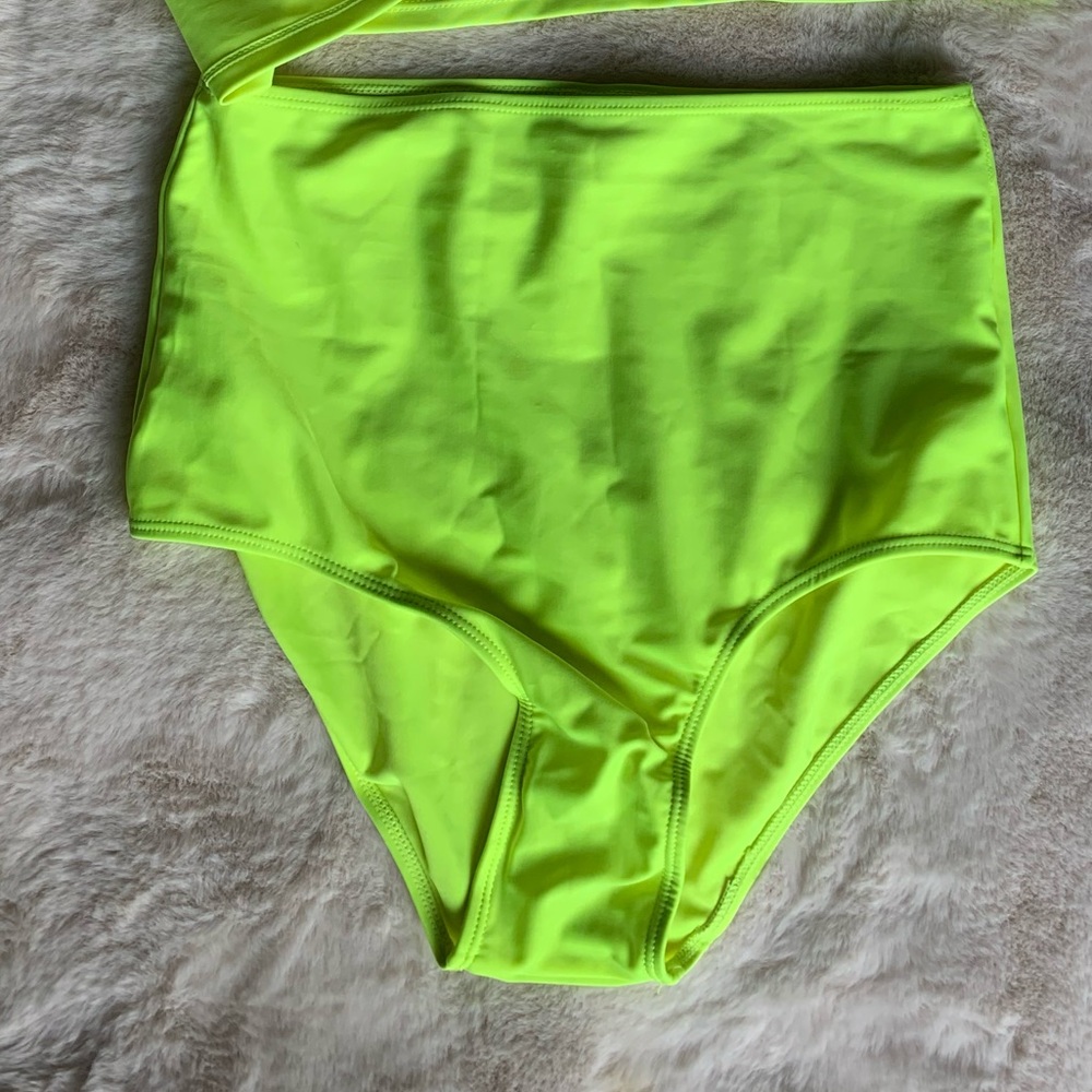 Bikini - Picture 3 of 3